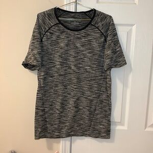 Livi Active Seamless Short Sleeve T Shirt Active Dry Size 18/20 Color : Black